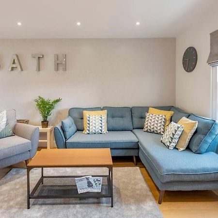 Villa Fantastic 3-Bed House With Parking Bath Exterior foto