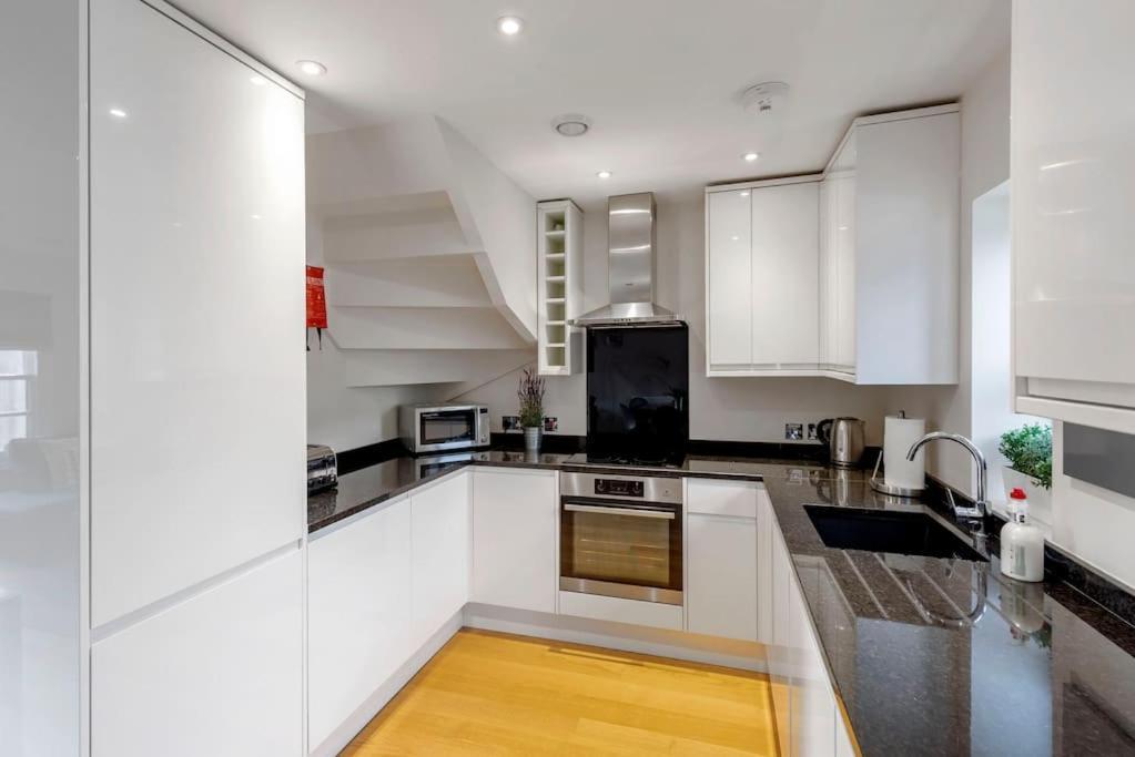 Villa Fantastic 3-Bed House With Parking Bath Exterior foto
