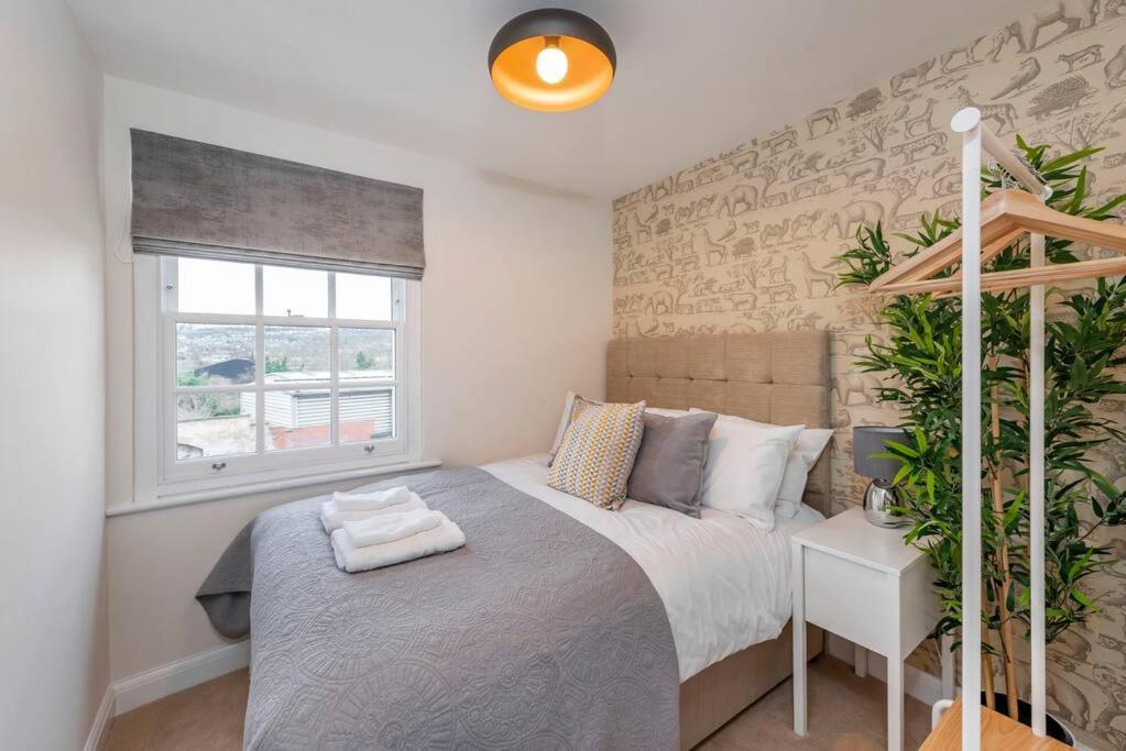 Villa Fantastic 3-Bed House With Parking Bath Exterior foto