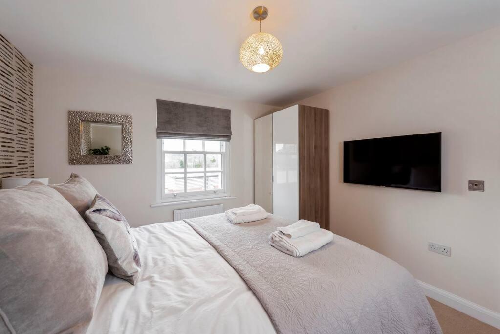 Villa Fantastic 3-Bed House With Parking Bath Exterior foto