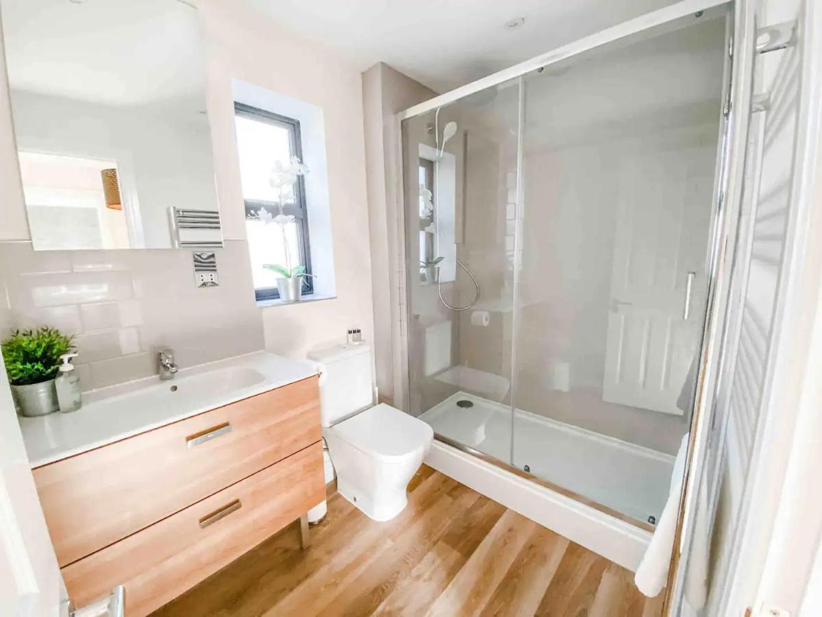 Villa Fantastic 3-Bed House With Parking Bath Exterior foto